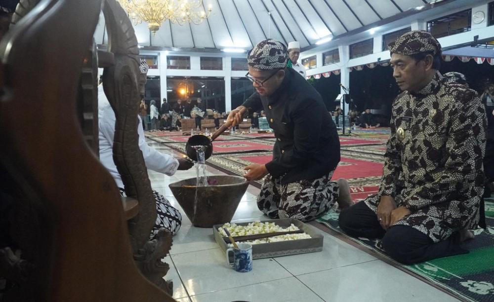Peringati Malam Satu Suro, Bupati Batang Terkesima Budaya Penjemasan Pusaka Tombak Abirawa