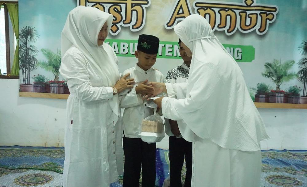 BERIKAN SANTUNAN ANAK YATIM