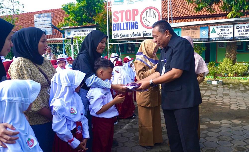 Pemkab Batang Distribusikan Seragam Gratis untuk Siswa Baru SD dan SMP
