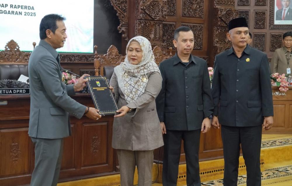 Rapat Paripurna DPRD Batang Sahkan Perubahan APBD 2025, Defisit Rp139 Miliar    