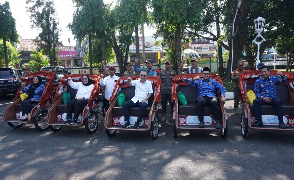 Presiden Prabowo Serahkan Bantuan 25 Becak Listrik di Batang Pakai Uang Pribadi