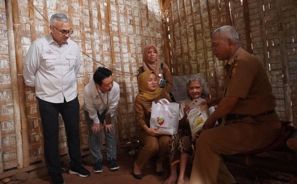 Peringati HUT Ke-14, PLTU Batang Salurkan Bantuan Sembako dan Pemeriksaan Kesehatan Kepada Lansia
