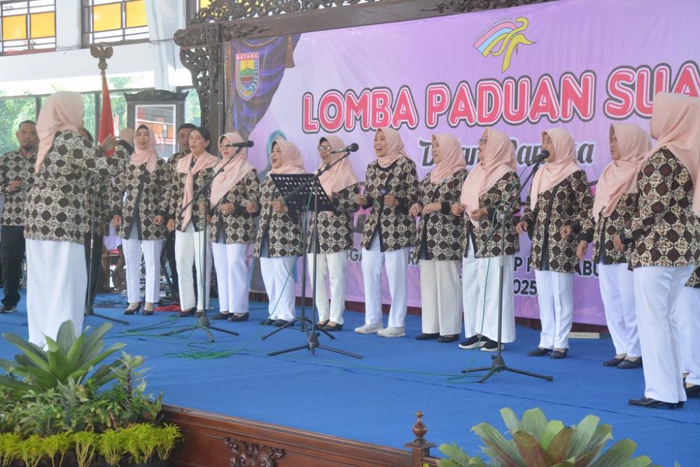 HUT Ke-80 RI, PKK Batang Unjuk Kebolehan Paduan Suara