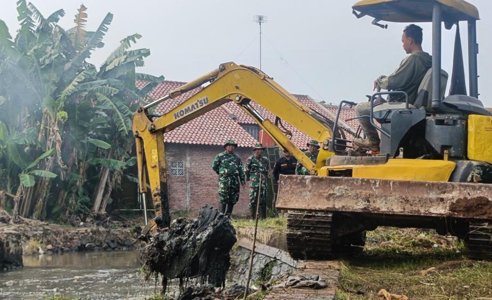 Rawan Banjir, Kodim Batang Terjunkan Excavator Bersihkan Sungai