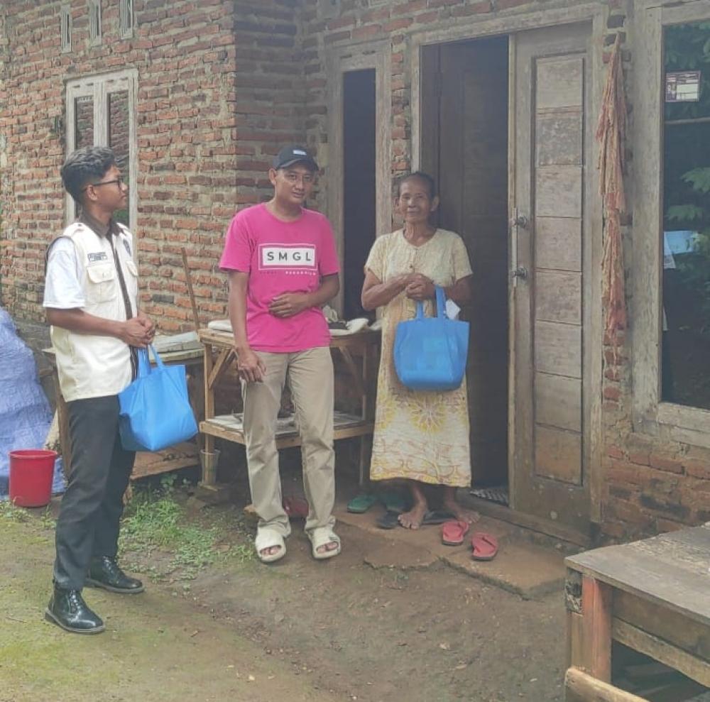 Meriahkan HUT Ke-18, Pelajar Smanggal Bagikan Paket Sembako