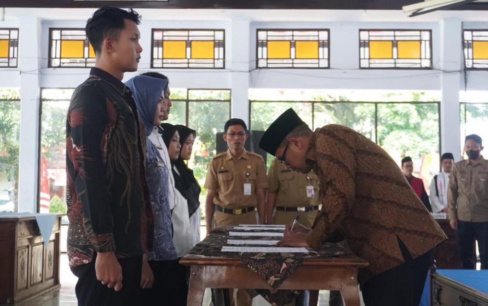 Serahkan 109 SK, Bupati Batang Ingatkan Jangan Ada Fenomena Talak Cerai Setelah Diangkat