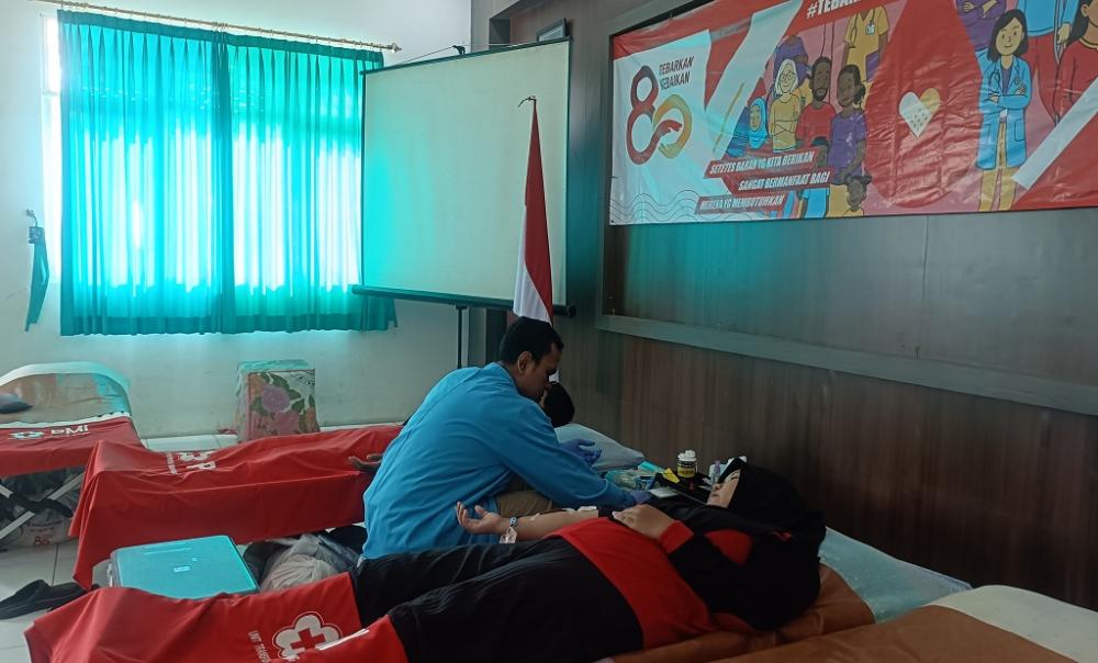 HUT Ke-80, PMI Batang Sambangi Panti Bagikan Sembako