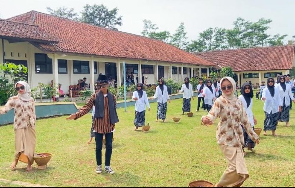 Lestarikan Tradisi, Pelajar Bawang Gelar Pesta Tong Prek