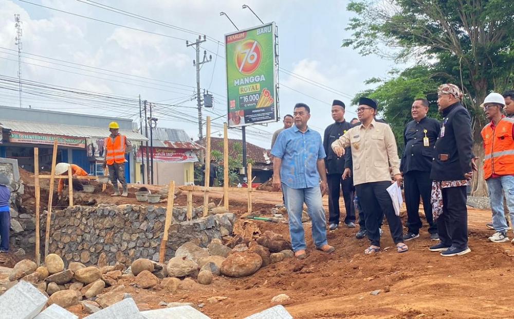 Sidak Pembangunan Alun-Alun Bandar, Bupati Batang Tekankan Kualitas Material dan Kebersihan Area