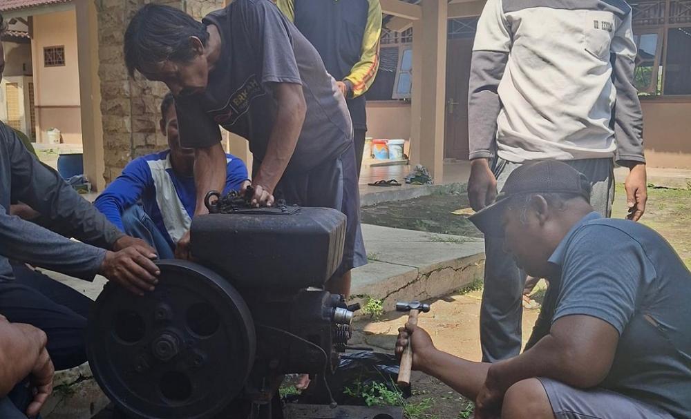 Perawatan Mandiri, DKP dan PLTU Batang Latih Nelayan Perbaiki Mesin Kapal