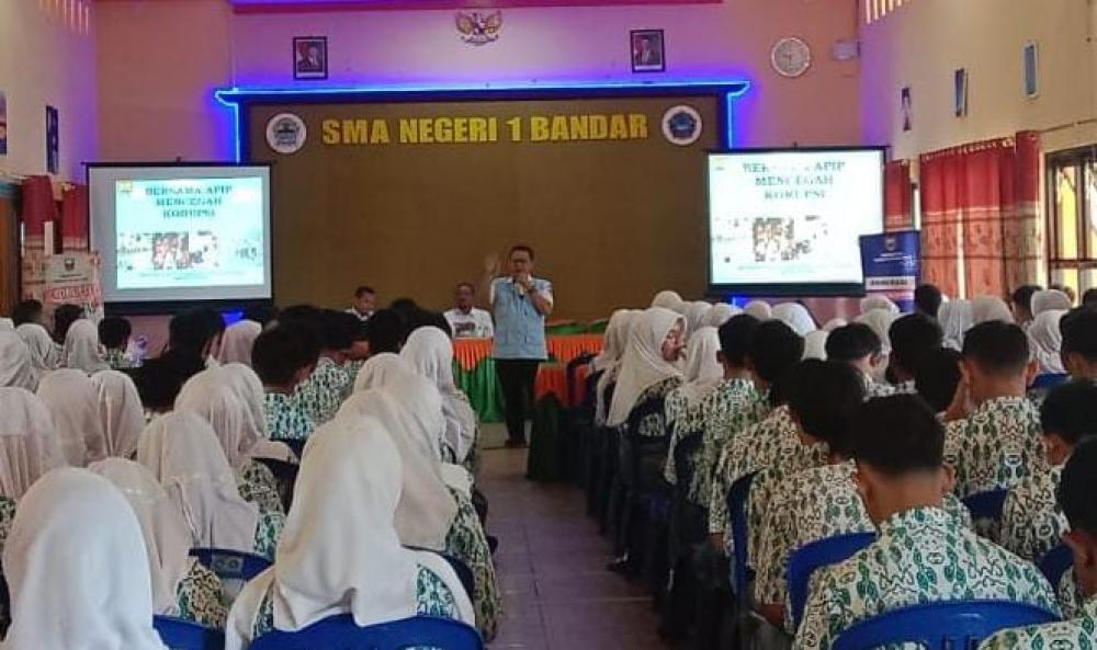Inspektorat Batang Berikan Edukasi Anti korupsi Kepada Pelajar SMAN 1 Bandar