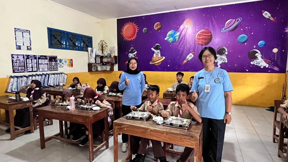 Pastikan MBG Aman, Guru SDN Proyonanggan 3 Cicipi Menu MBG