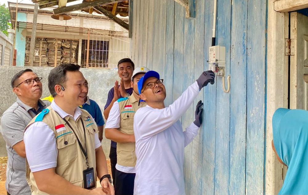 Bupati Batang Tinjau Bantuan Penyambungan Listrik Gratis Dari PLN