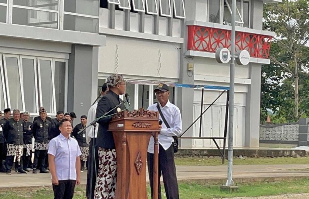 Lebih 30 Tahun Mengabdi, Pegawai Diberikan Hadiah Bupati Batang Untuk Umroh