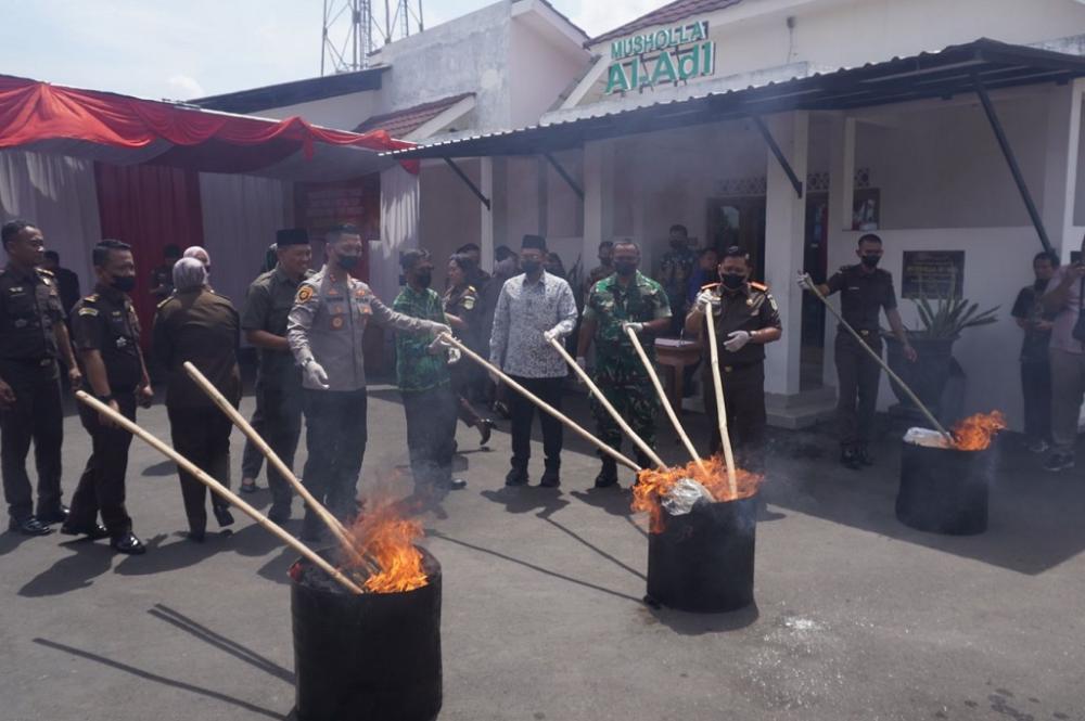 Kejari Batang Musnahkan Ribuan Obat Terlarang, Sabu, Ganja hingga Sajam