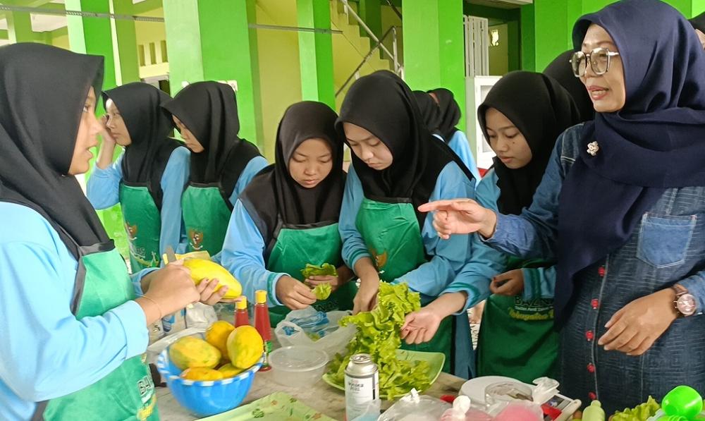 Cetak Santriprenuer, Baznas Batang Bekali Santriwati Kompetensi Berbisnis