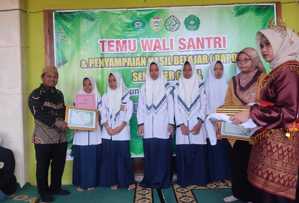 Tak Sekadar Angka, Terima Rapor Santri Diwejangi Pengasuh