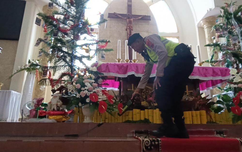 Jelang Misa, Sat Samapta Sterilisasi Gereja di Batang