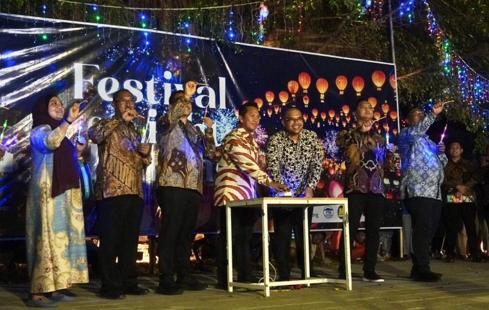 Ribuan Warga Sambut Tahun Baru Dengan Festival of Light Batang