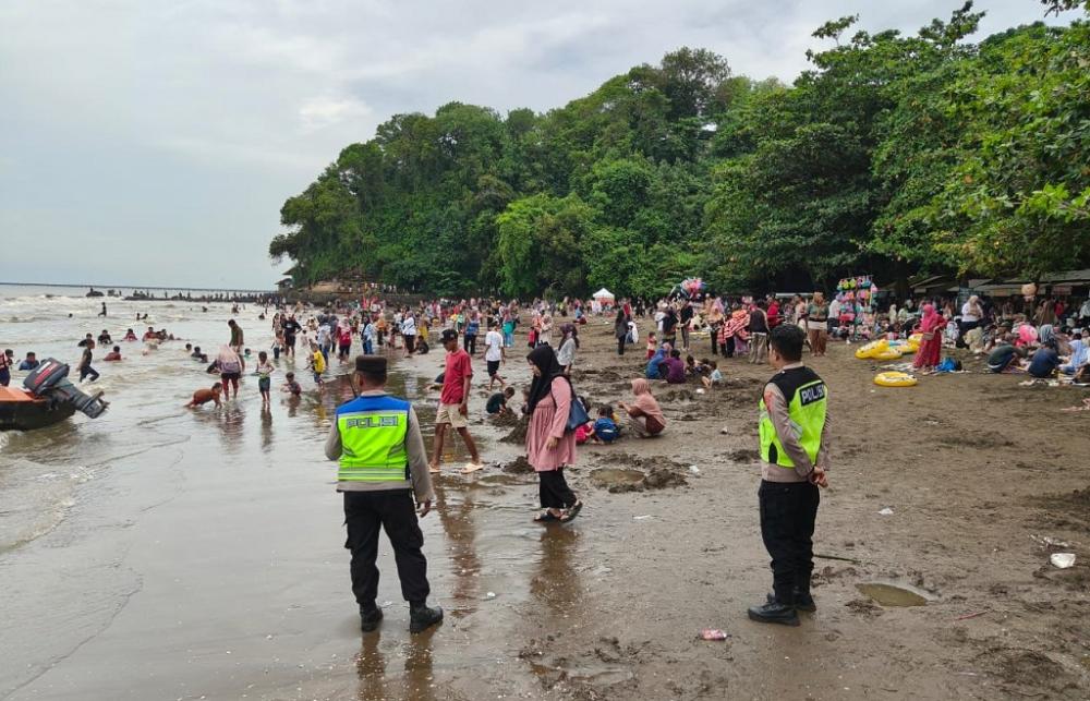 Libur Tahun Baru 2026, Ribuan Warga Padati Pantai Ujungnegoro Batang