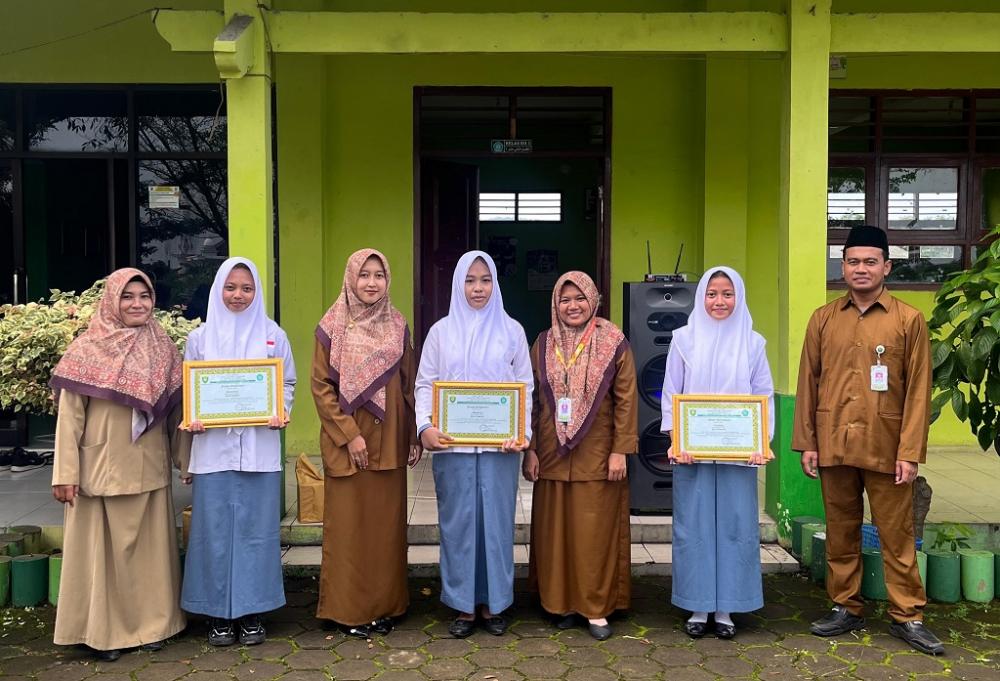 Semangat Pelajar Al Munawwir Sambut Hari Pertama Sekolah