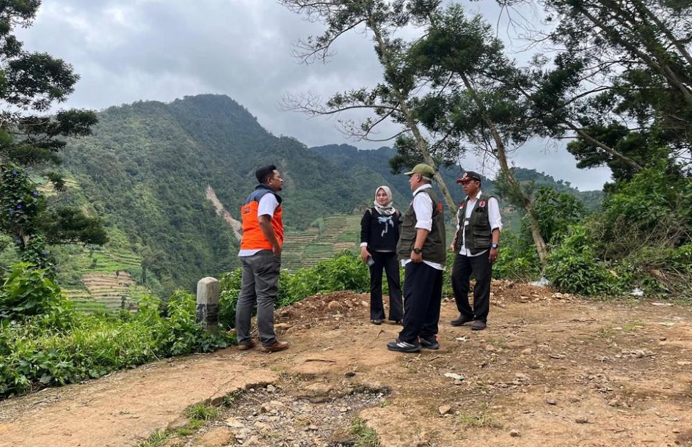 BPBD dan Warga Bersihkan Longsor di Desa Pranten Batang