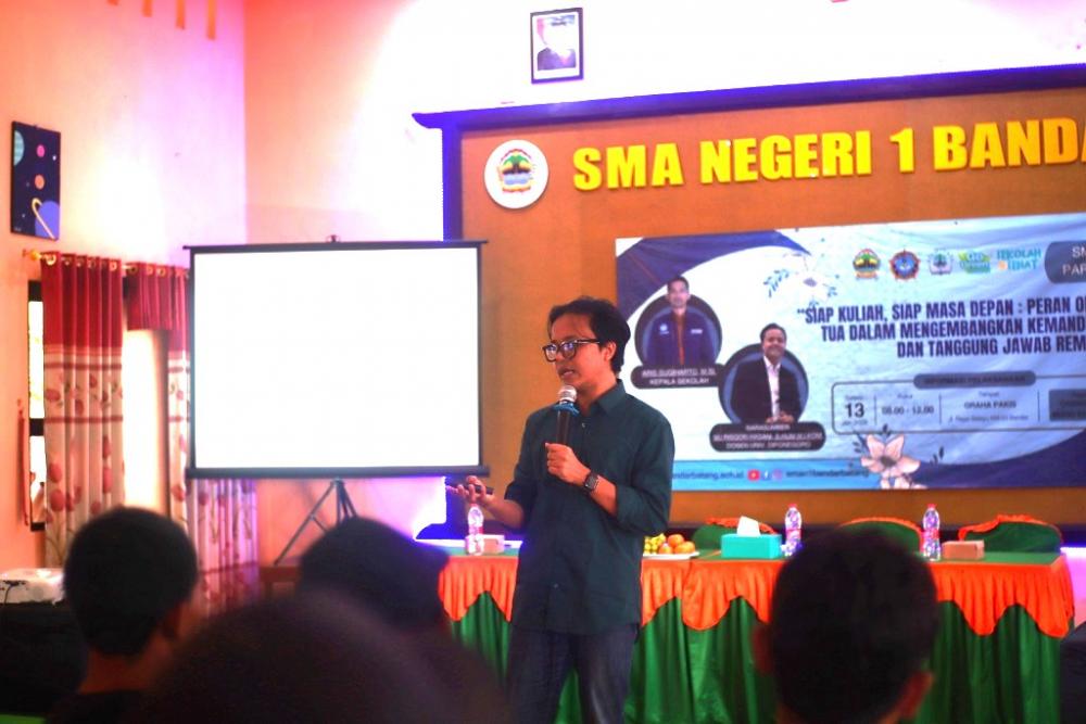 SMAN 1 Bandar Gandeng Dosen Undip Gelar Workshop Parenting