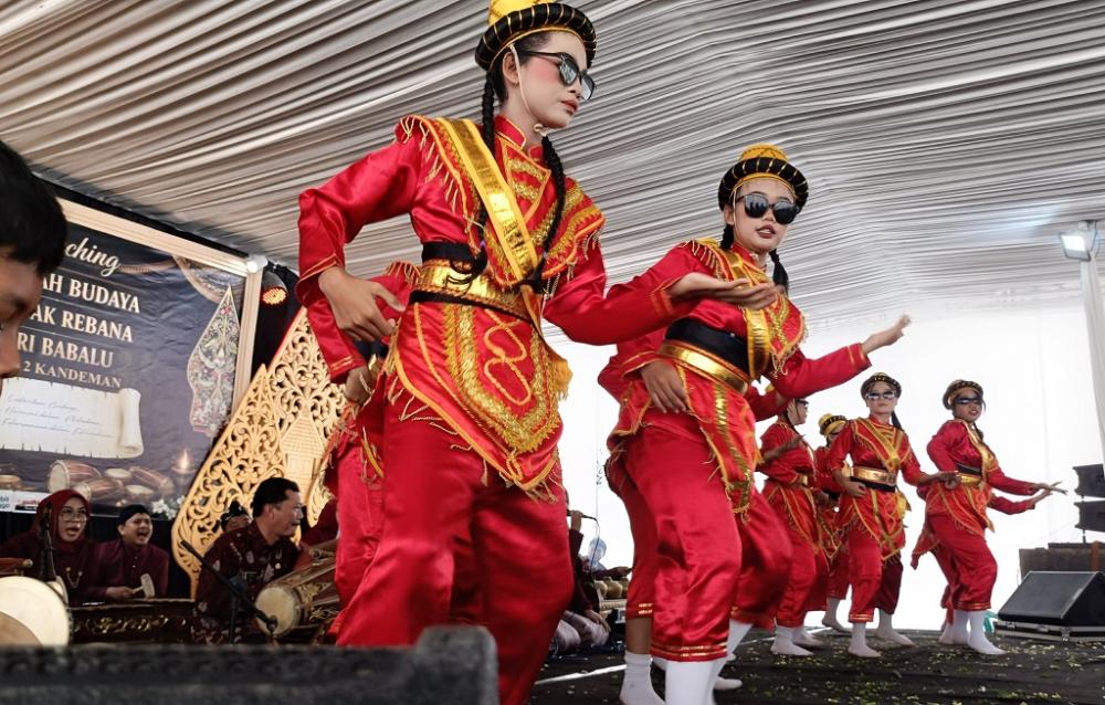 Tari Babalu Perkuat SMPN 2 Kandeman Berpredikat Budaya