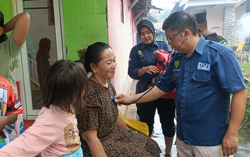 Dokkes Polres Batang Cek Kesehatan Warga Terdampak Banjir