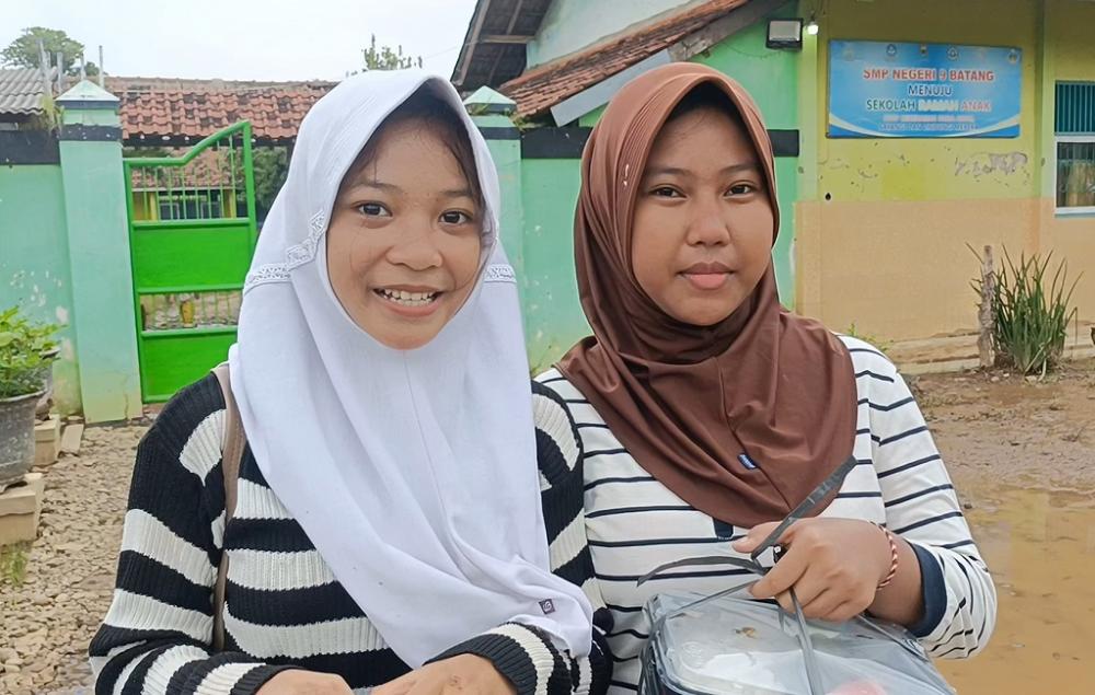 Dilanda Banjir Lumpur, Pelajar Jemput Bola MBG