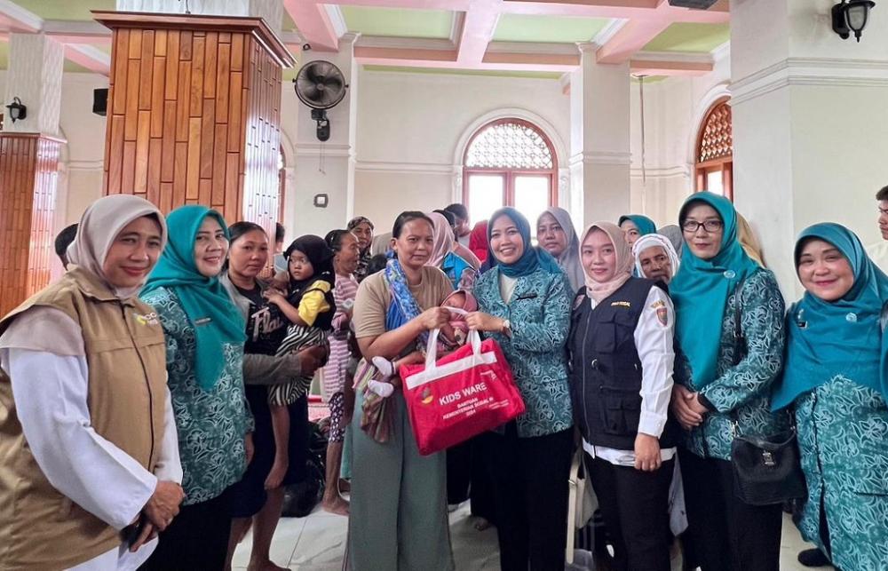 Ketua TP PKK Batang Salurkan Bantuan Sosial bagi Warga Terdampak Banjir