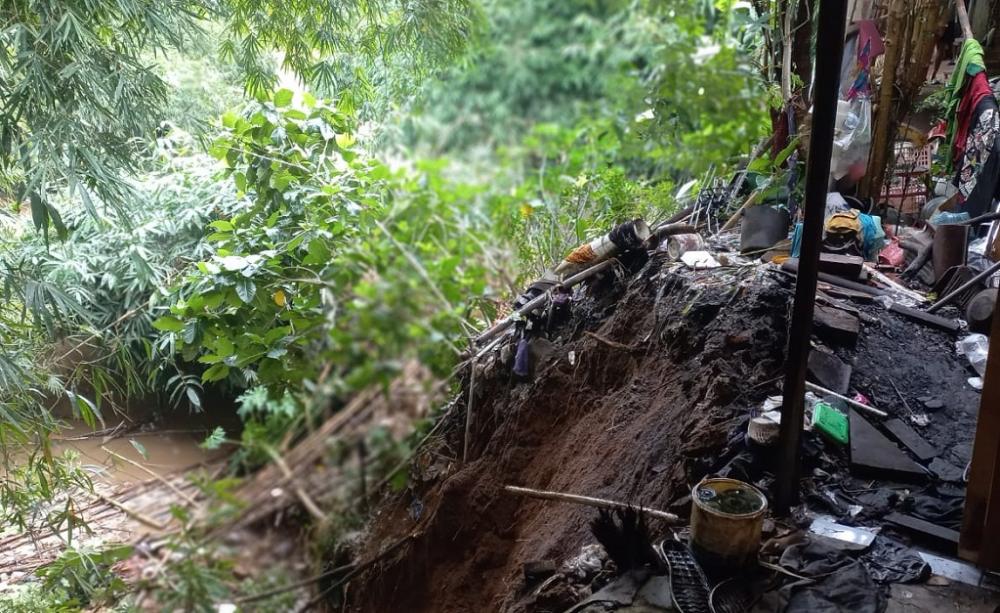 Longsor Sepanjang 10 Meter Ancam Keselamatan Warga Lansia