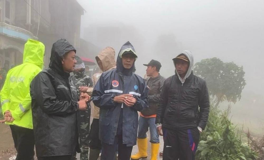 Wabup Batang Tinjau Longsor di Pranten Bawang, Ratusan Warga Mengungsi