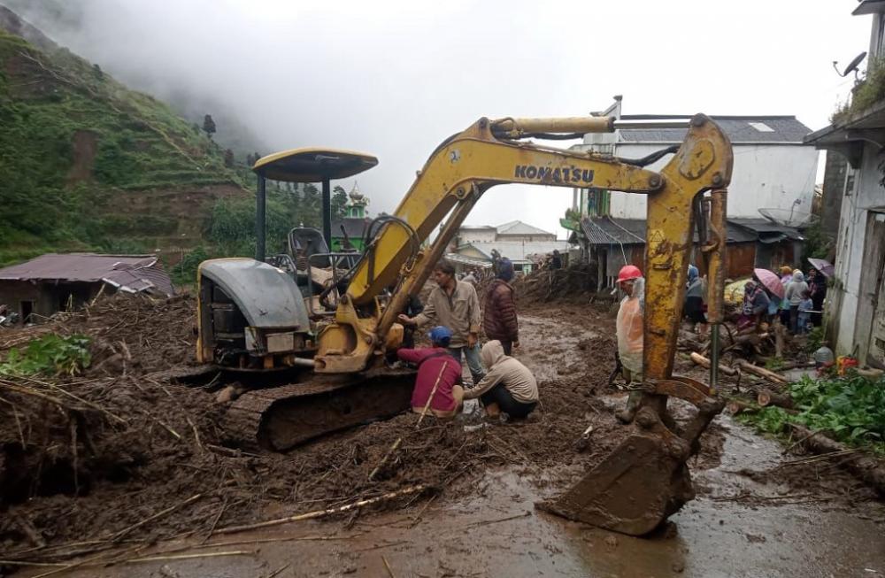 DPUPR Batang Kerahkan Alat Berat Bersihkan Longsor di Dua Titik Desa Pranten