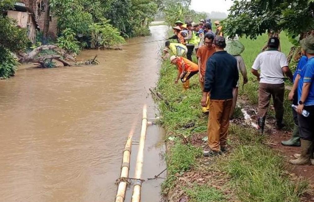 DLH Batang Terjunkan Pasgot Bersihkan Kali Sono