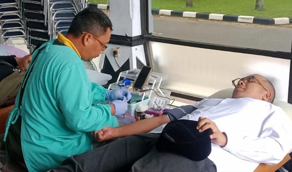 Peringati Harlah Satu Abad NU Jateng, Bupati Batang Awali Aksi dengan Donor Darah