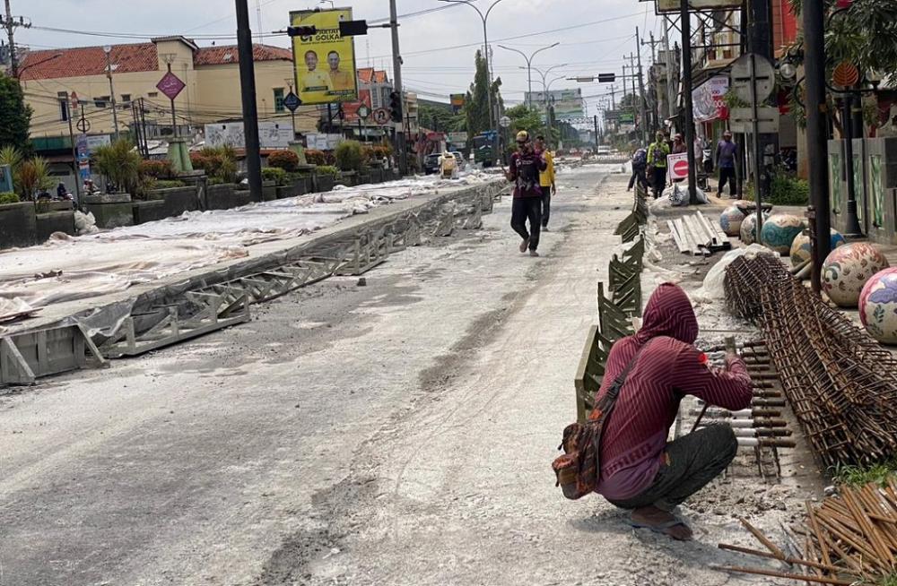 Sehari 70 Ton Aspal, Lubang Pantura BatangPemalang Dikebut