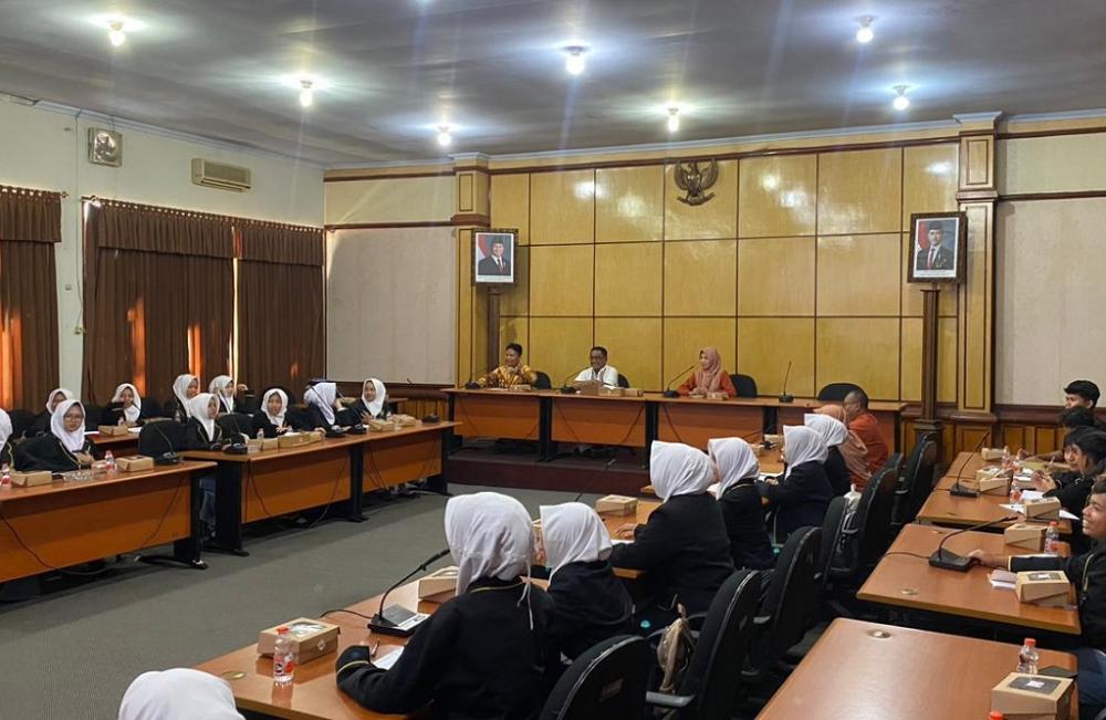 Siswa MA Belajar Demokrasi Lewat Kunjungan Edukasi ke DPRD Batang