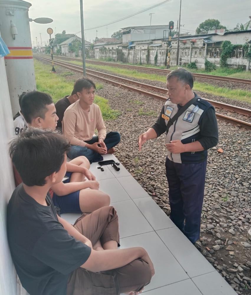 Cara Unik Dishub Batang Halau Anak-Anak dari Rel Maut