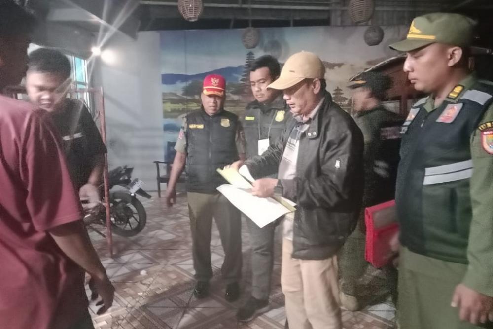 Satpol PP Batang Tutup Paksa Karaoke yang Masih Buka Saat Ramadan