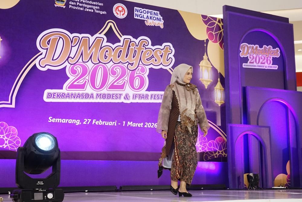 Ketua Dekranasda Batang Jadi 'Peragawati' di D'Modifest 2026