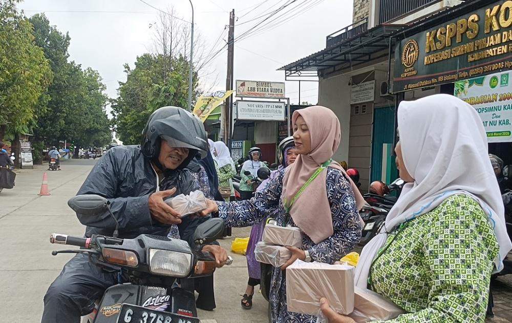 Raih Keberkahan, KOPSIMNU dan Fatayat NU Bagikan Ribuan Takjil