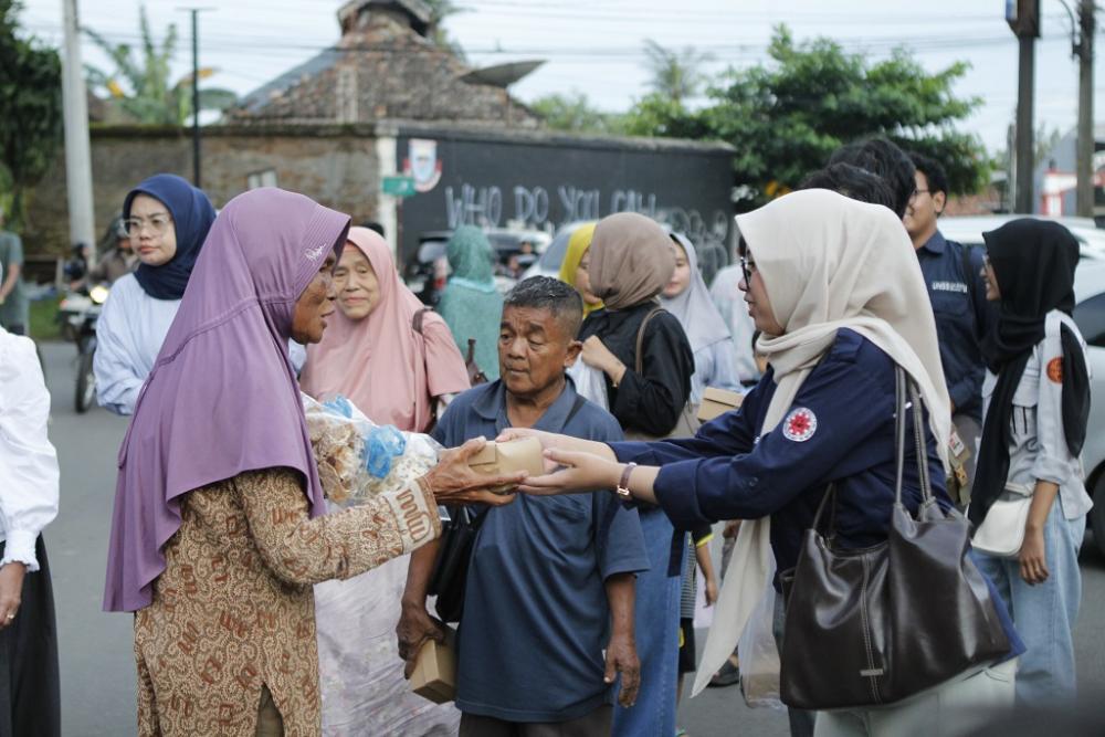 Perkuat Solidaritas, Mahasiswa FTR UNISS Batang Bagikan Ratusan Takjil
