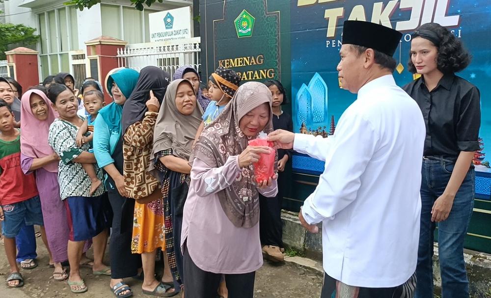 Tunjukkan Toleransi, Penyuluh Agama Lintas Iman Bagikan Takjil