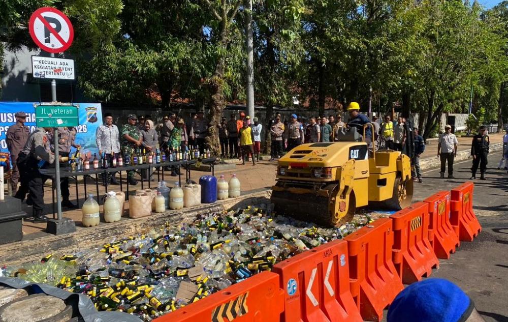 Polres Batang Musnahkan 13.000 Botol Miras Hasil Operasi Pekat Jelang Ramadan