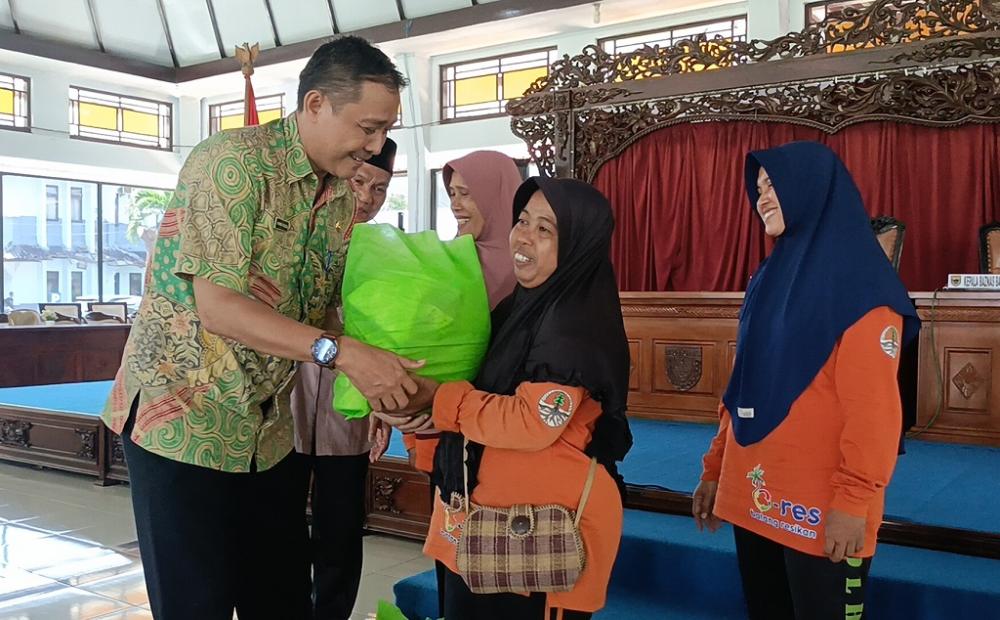 Baznas Batang Salurkan Paket Sembako Bagi 700 Mustahik