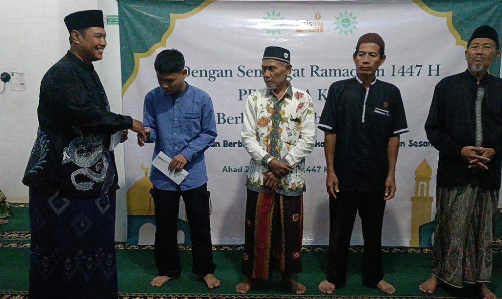 Wujudkan Kepedulian, Pimpinan Ranting Muhammadiyah Bagikan Bingkisan Lebaran