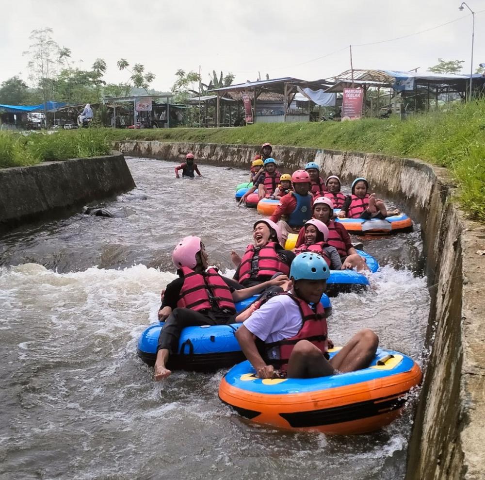 Tutup Masa Libur Lebaran, Wisatawan Padati Aliran Sungai Jernih di Warungasem Batang