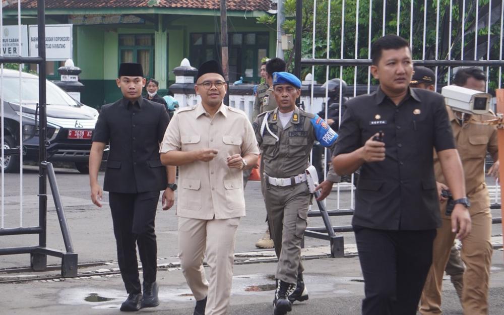 Jalan Kaki ke Kantor, Bupati Batang Langsung Berikan Contoh Untuk Hemat Energi