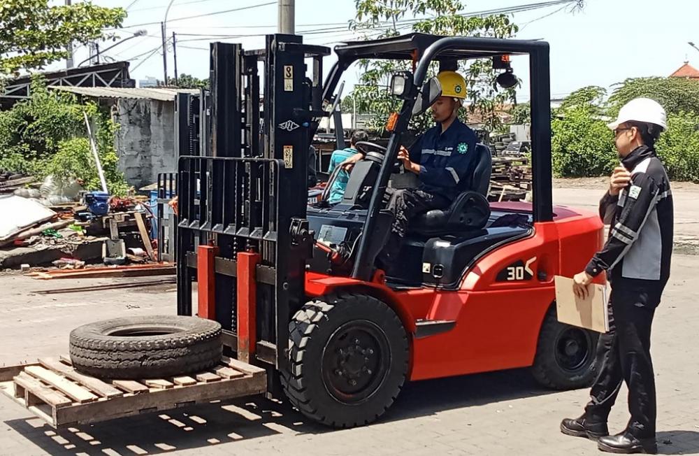 Kebutuhan Operator Forklift Meningkat, Disnaker Batang Kirimkan Warga Ikuti Pelatihan